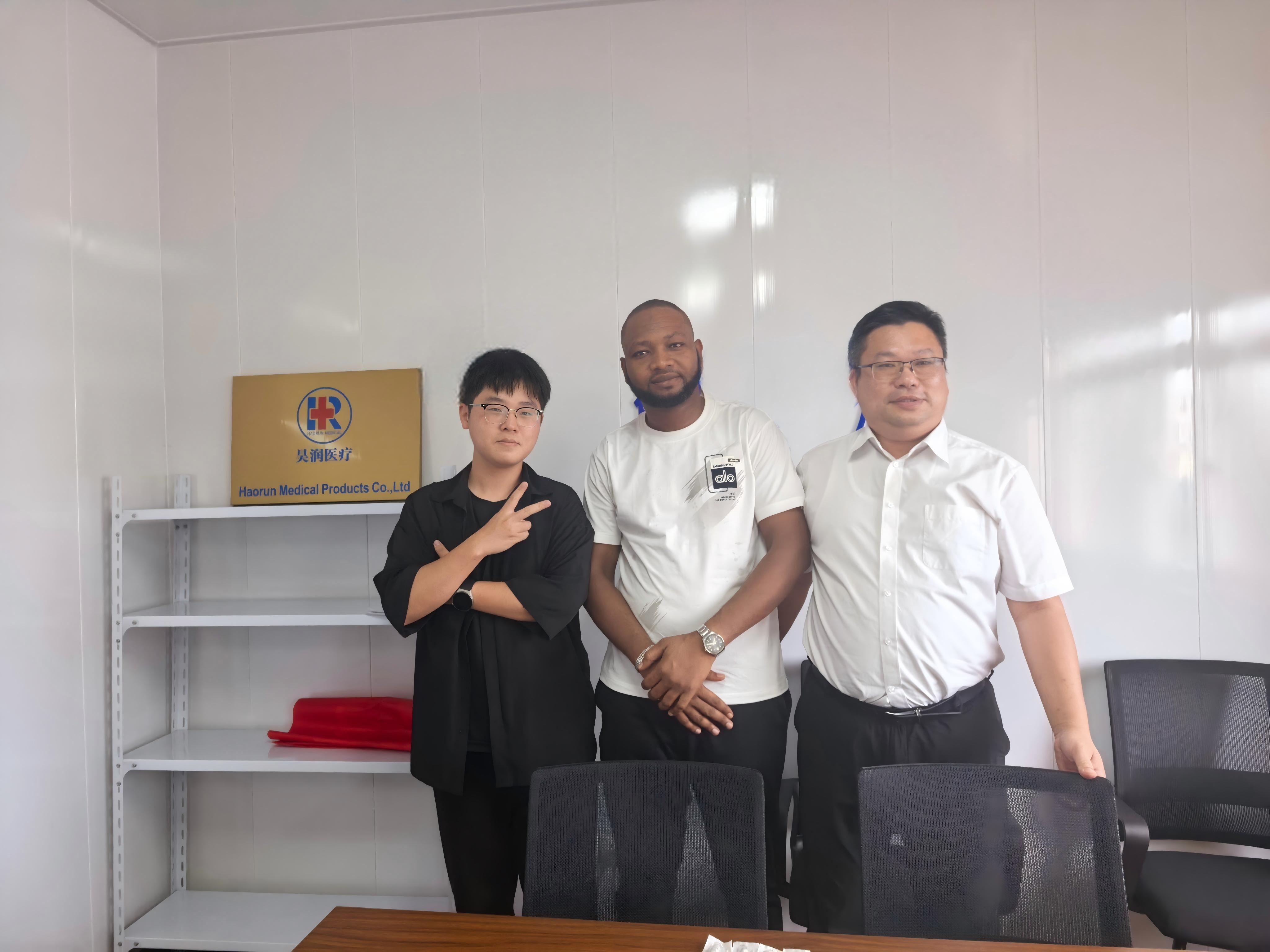 Customers placed an order on the spot after visiting the Haorun Medical factory.